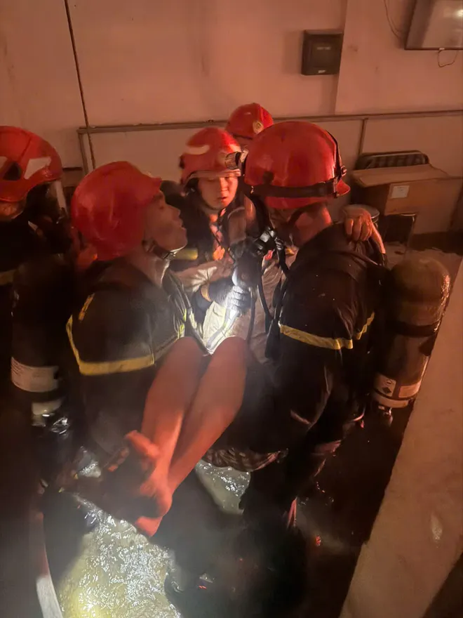 35 ph&uacute;t sinh tử cứu 3 người khỏi đ&aacute;m ch&aacute;y ở TP Hồ Ch&iacute; Minh - Ảnh 1.
