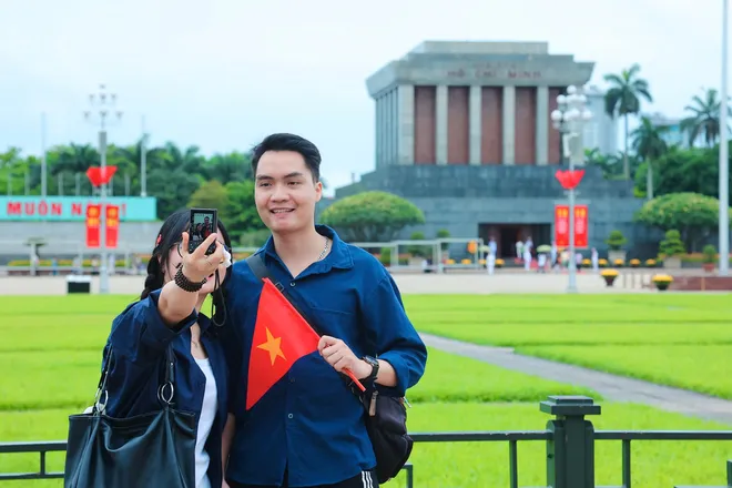 Người d&acirc;n v&agrave; du kh&aacute;ch rộn r&agrave;ng về Lăng B&aacute;c dịp nghỉ lễ 30/4 - 1/5 - Ảnh 4.