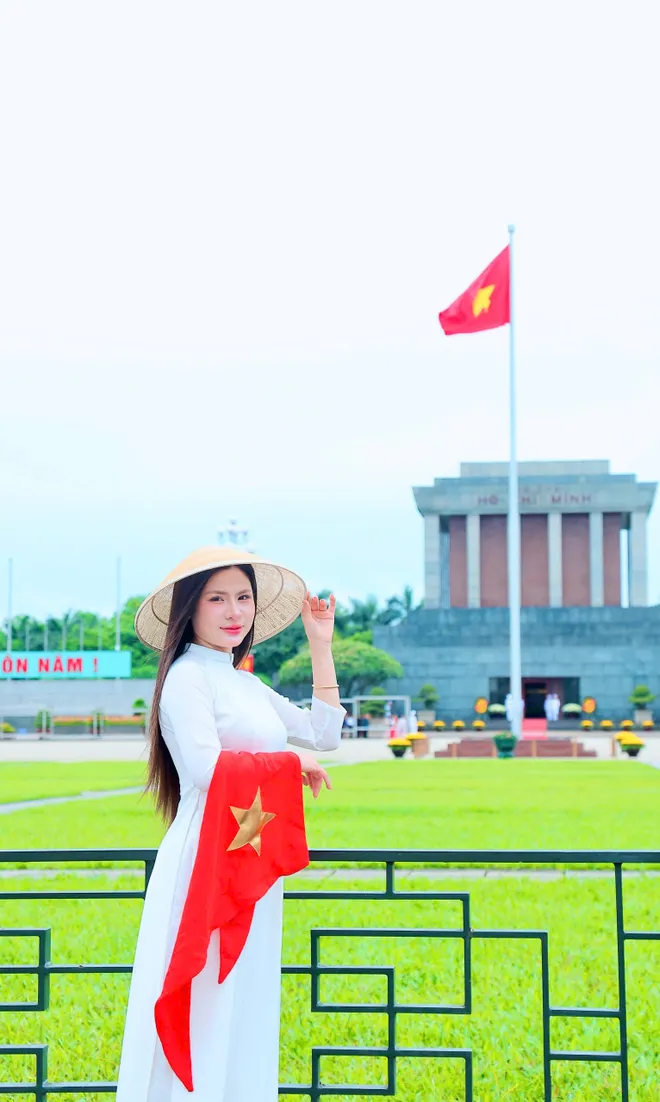 Người d&acirc;n v&agrave; du kh&aacute;ch rộn r&agrave;ng về Lăng B&aacute;c dịp nghỉ lễ 30/4 - 1/5 - Ảnh 5.