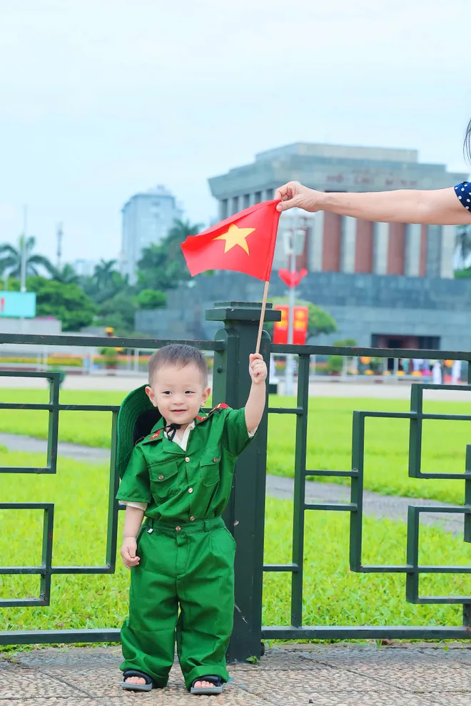 Người d&acirc;n v&agrave; du kh&aacute;ch rộn r&agrave;ng về Lăng B&aacute;c dịp nghỉ lễ 30/4 - 1/5 - Ảnh 7.