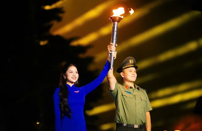 Gala "Tổ quốc b&igrave;nh y&ecirc;n" - Đ&ecirc;m nghệ thuật m&atilde;n nh&atilde;n thu h&uacute;t h&agrave;ng ng&agrave;n kh&aacute;n giả - Ảnh 23.