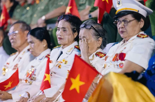 Gala "Tổ quốc b&igrave;nh y&ecirc;n" - Đ&ecirc;m nghệ thuật m&atilde;n nh&atilde;n thu h&uacute;t h&agrave;ng ng&agrave;n kh&aacute;n giả - Ảnh 8.