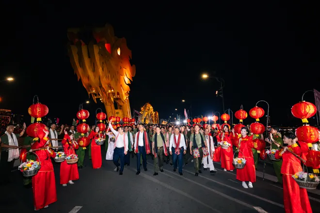 Gala "Tổ quốc b&igrave;nh y&ecirc;n" - Đ&ecirc;m nghệ thuật m&atilde;n nh&atilde;n thu h&uacute;t h&agrave;ng ng&agrave;n kh&aacute;n giả - Ảnh 1.