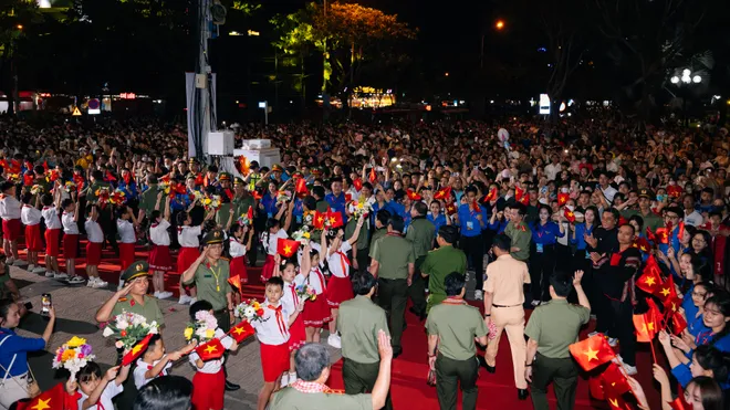 Gala "Tổ quốc b&igrave;nh y&ecirc;n" - Đ&ecirc;m nghệ thuật m&atilde;n nh&atilde;n thu h&uacute;t h&agrave;ng ng&agrave;n kh&aacute;n giả - Ảnh 6.