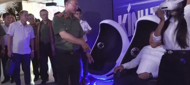 C&aacute;c đại biểu tham quan triển l&atilde;m "80 năm An ninh nh&acirc;n d&acirc;n &ndash; L&aacute; chắn b&igrave;nh y&ecirc;n"- Ảnh 7.