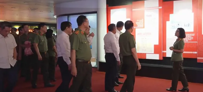 C&aacute;c đại biểu tham quan triển l&atilde;m "80 năm An ninh nh&acirc;n d&acirc;n &ndash; L&aacute; chắn b&igrave;nh y&ecirc;n"- Ảnh 1.