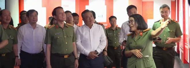 C&aacute;c đại biểu tham quan triển l&atilde;m "80 năm An ninh nh&acirc;n d&acirc;n &ndash; L&aacute; chắn b&igrave;nh y&ecirc;n"- Ảnh 2.