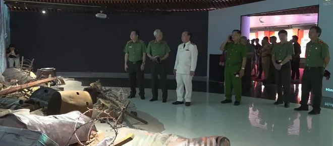 C&aacute;c đại biểu tham quan triển l&atilde;m "80 năm An ninh nh&acirc;n d&acirc;n &ndash; L&aacute; chắn b&igrave;nh y&ecirc;n"- Ảnh 6.