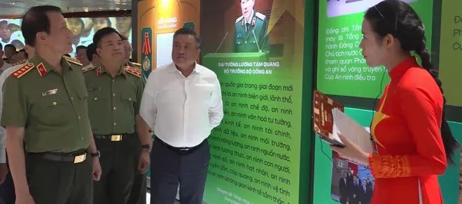 C&aacute;c đại biểu tham quan triển l&atilde;m "80 năm An ninh nh&acirc;n d&acirc;n &ndash; L&aacute; chắn b&igrave;nh y&ecirc;n"- Ảnh 3.