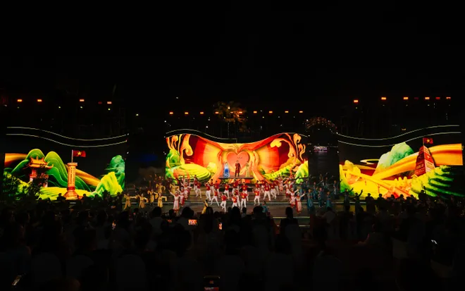 Gala "Tổ quốc b&igrave;nh y&ecirc;n" - Đ&ecirc;m nghệ thuật m&atilde;n nh&atilde;n thu h&uacute;t h&agrave;ng ng&agrave;n kh&aacute;n giả - Ảnh 11.