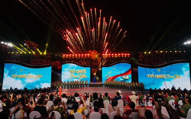 Gala "Tổ quốc b&igrave;nh y&ecirc;n" - Đ&ecirc;m nghệ thuật m&atilde;n nh&atilde;n thu h&uacute;t h&agrave;ng ng&agrave;n kh&aacute;n giả - Ảnh 24.