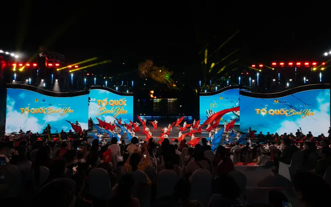Gala "Tổ quốc b&igrave;nh y&ecirc;n" - Đ&ecirc;m nghệ thuật m&atilde;n nh&atilde;n thu h&uacute;t h&agrave;ng ng&agrave;n kh&aacute;n giả - Ảnh 25.