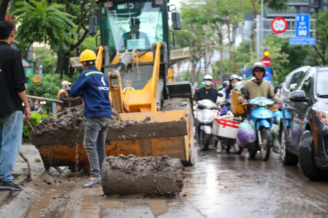 H&agrave; Nội: Xử phạt t&agrave;i xế xe tải l&agrave;m rơi v&atilde;i b&ugrave;n đất tr&ecirc;n đường L&aacute;ng Hạ- Ảnh 5.