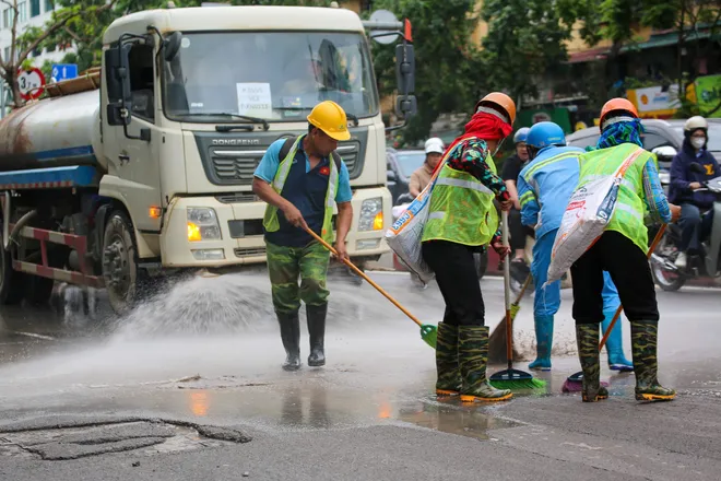 H&agrave; Nội: Xử phạt t&agrave;i xế xe tải l&agrave;m rơi v&atilde;i b&ugrave;n đất tr&ecirc;n đường L&aacute;ng Hạ- Ảnh 4.