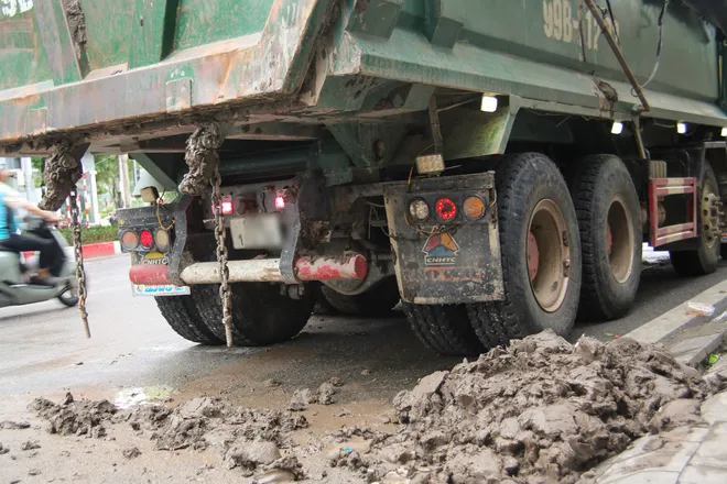 H&agrave; Nội: Xử phạt t&agrave;i xế xe tải l&agrave;m rơi v&atilde;i b&ugrave;n đất tr&ecirc;n đường L&aacute;ng Hạ- Ảnh 3.