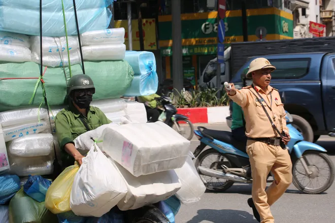 H&agrave; Nội: Xử l&yacute; xe tự chế, xe chở h&agrave;ng cồng kềnh tr&ecirc;n Quốc lộ 6- Ảnh 5.