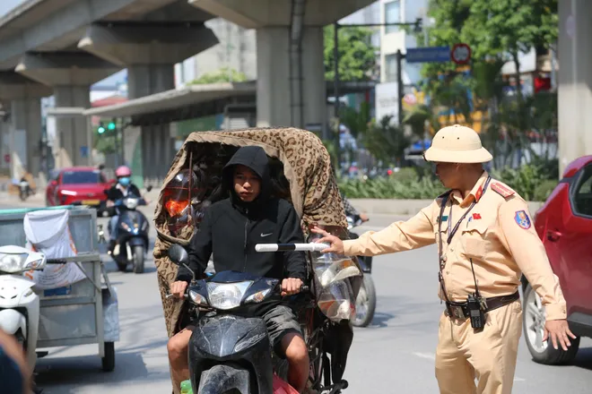 H&agrave; Nội: Xử l&yacute; xe tự chế, xe chở h&agrave;ng cồng kềnh tr&ecirc;n Quốc lộ 6- Ảnh 7.
