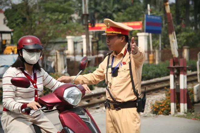 H&agrave; Nội: R&agrave;o k&iacute;n 6 lối đi tự mở tr&ecirc;n tuyến đường sắt Bắc - Nam, bảo đảm an to&agrave;n chạy t&agrave;u - Ảnh 5.