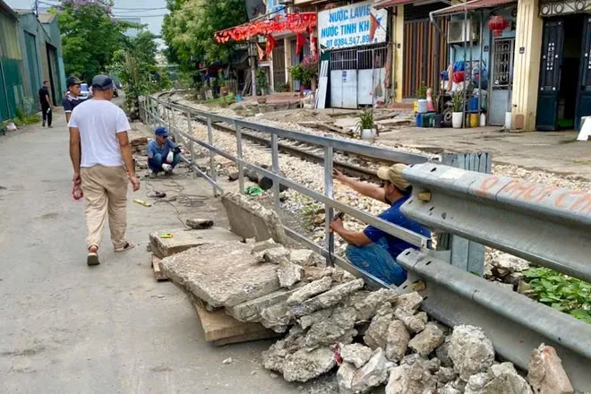 H&agrave; Nội: R&agrave;o k&iacute;n 6 lối đi tự mở tr&ecirc;n tuyến đường sắt Bắc - Nam, bảo đảm an to&agrave;n chạy t&agrave;u - Ảnh 3.