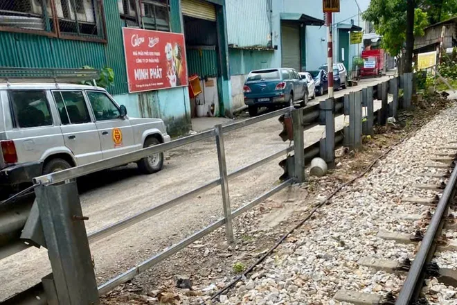 H&agrave; Nội: R&agrave;o k&iacute;n 6 lối đi tự mở tr&ecirc;n tuyến đường sắt Bắc - Nam, bảo đảm an to&agrave;n chạy t&agrave;u - Ảnh 4.
