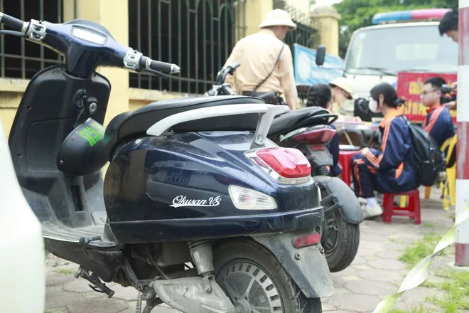 H&agrave; Nội: Tăng cường kiểm so&aacute;t xe m&aacute;y điện thay đổi kết cấu tại cổng trường- Ảnh 4.
