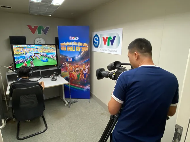 Người h&acirc;m mộ c&ugrave;ng b&igrave;nh luận FIFA World Cup 2026 trực tiếp thử giọng tại VTV - Ảnh 2.