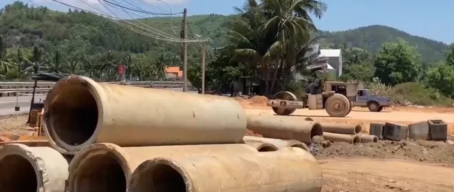 Khẩn trương thi công đường đấu nối cho cầu trăm tỷ vượt đầm Sa Huỳnh- Ảnh 3. Khẩn trương thi công đường đấu nối cho cầu trăm tỷ vượt đầm Sa Huỳnh- Ảnh 3.