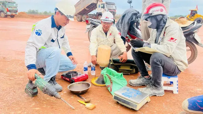 Gia Lai: H&agrave;ng trăm c&ocirc;ng nh&acirc;n thi c&ocirc;ng ng&agrave;y đ&ecirc;m để ho&agrave;n th&agrave;nh s&acirc;n bay Ph&ugrave; C&aacute;t - Ảnh 3.