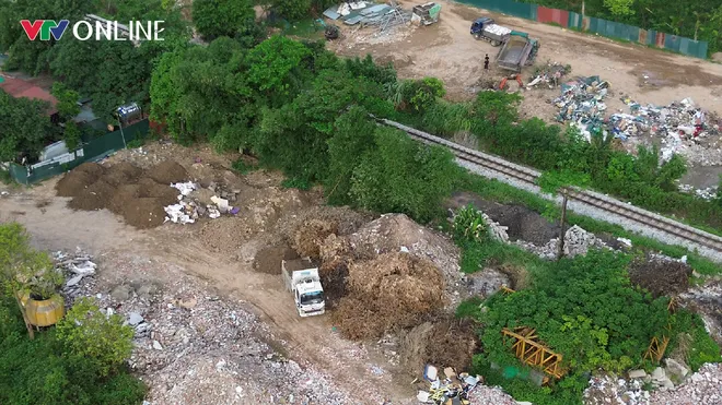 Ph&uacute; Diễn (H&agrave; Nội): Đất c&ocirc;ng &iacute;ch bị đổ trạc thải, ao hồ c&oacute; dấu hiệu bị san lấp - Ảnh 12.