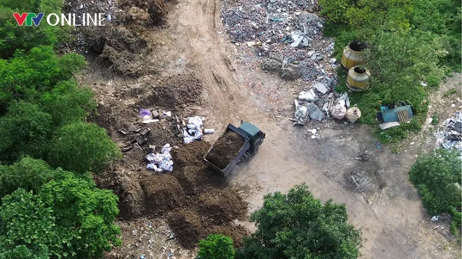 Ph&uacute; Diễn (H&agrave; Nội): Đất c&ocirc;ng &iacute;ch bị đổ trạc thải, ao hồ c&oacute; dấu hiệu bị san lấp - Ảnh 13.