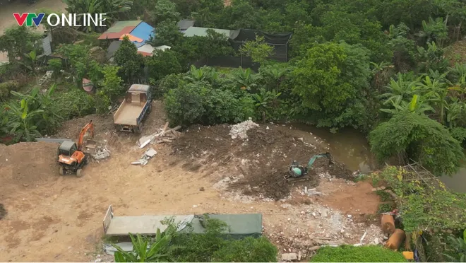 Ph&uacute; Diễn (H&agrave; Nội): Đất c&ocirc;ng &iacute;ch bị đổ trạc thải, ao hồ c&oacute; dấu hiệu bị san lấp - Ảnh 2.