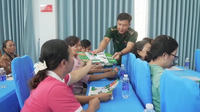 BĐBP TP Hồ Ch&iacute; Minh tăng cường tuy&ecirc;n truyền ph&aacute;p luật cho ngư d&acirc;n v&ugrave;ng biển - Ảnh 3.