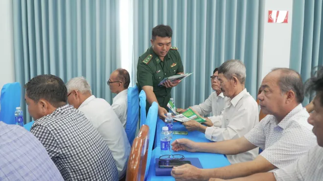 BĐBP TP Hồ Ch&iacute; Minh tăng cường tuy&ecirc;n truyền ph&aacute;p luật cho ngư d&acirc;n v&ugrave;ng biển - Ảnh 2.