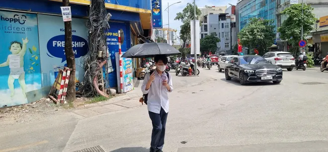 Hà Nội hầm hập nắng nóng đầu mùa, người dân "vật lộn" dưới nền nhiệt 37°C - Ảnh 3.