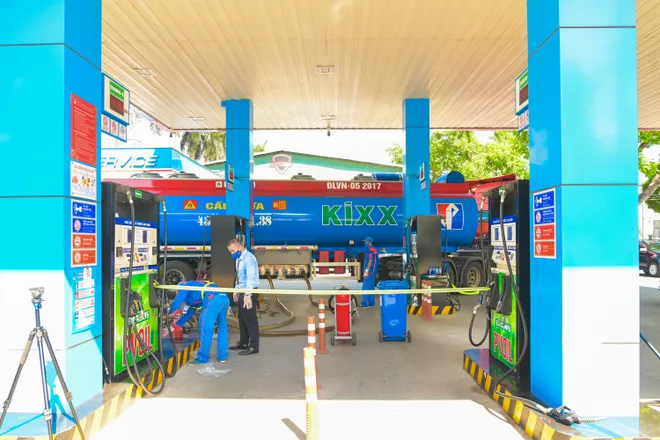 Điều g&igrave; xảy ra khi lần đầu ti&ecirc;n đổ xăng E10 cho xe m&aacute;y? - Ảnh 1.