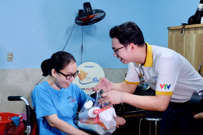 Chuyến xe tử tế th&aacute;ng 5 mang những nụ cười &ldquo;chữa l&agrave;nh&rdquo; đến Nh&agrave; May Mắn - Ảnh 6.