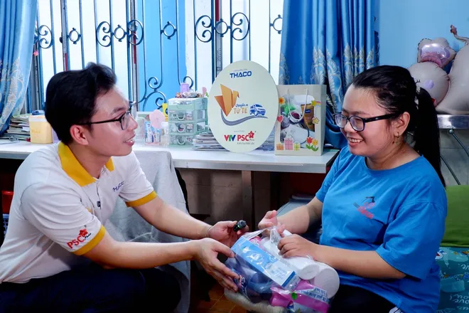 Chuyến xe tử tế th&aacute;ng 5 mang những nụ cười &ldquo;chữa l&agrave;nh&rdquo; đến Nh&agrave; May Mắn - Ảnh 4.