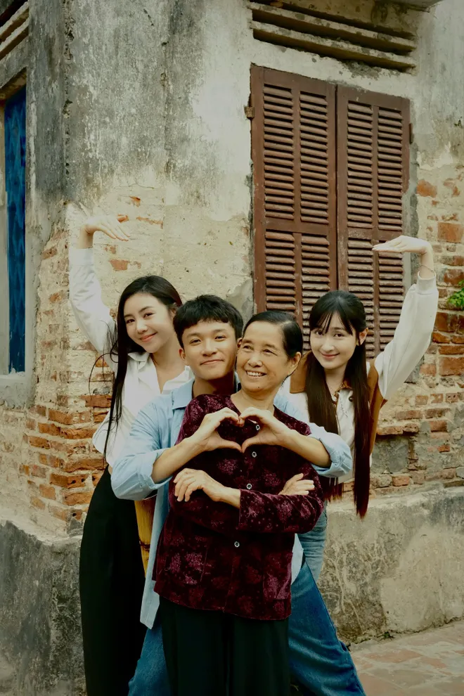 Bước chân vào đời: Khoảnh khắc 'sưởi ấm tập cuối' của 4 bà cháu Thương- Ảnh 5. Bước chân vào đời: Khoảnh khắc 'sưởi ấm tập cuối' của 4 bà cháu Thương- Ảnh 5.