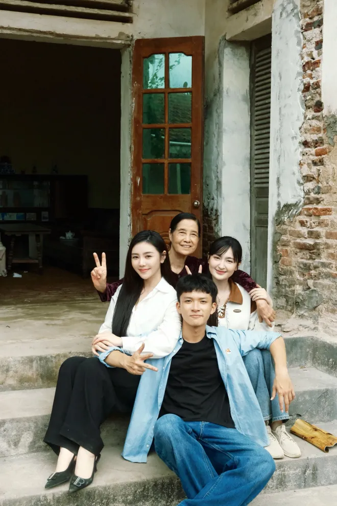 Bước chân vào đời: Khoảnh khắc 'sưởi ấm tập cuối' của 4 bà cháu Thương- Ảnh 7. Bước chân vào đời: Khoảnh khắc 'sưởi ấm tập cuối' của 4 bà cháu Thương- Ảnh 7.