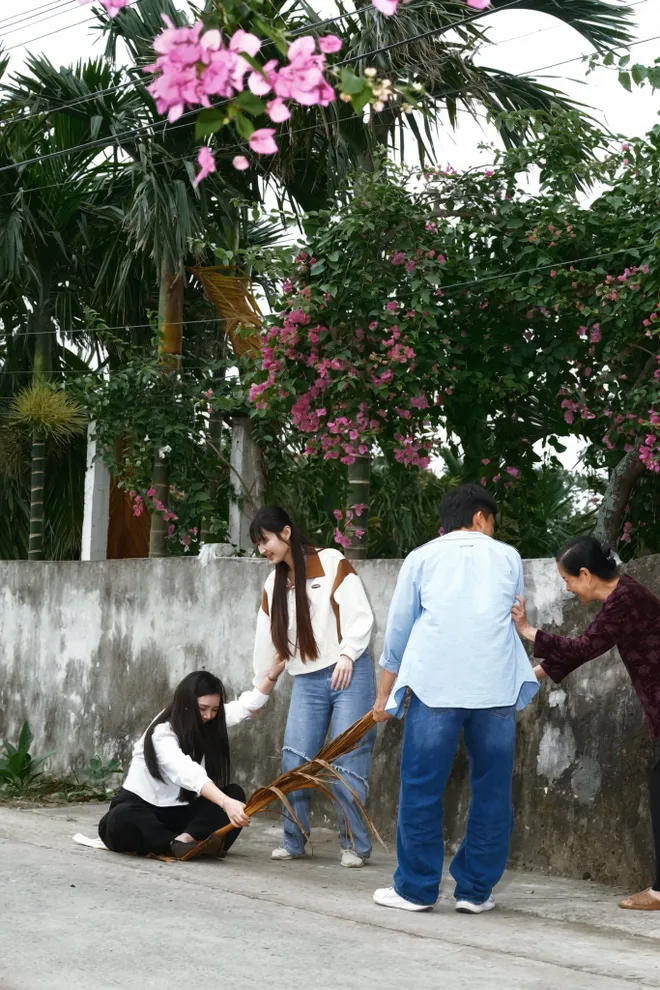 Bước chân vào đời: Khoảnh khắc 'sưởi ấm tập cuối' của 4 bà cháu Thương- Ảnh 3. Bước chân vào đời: Khoảnh khắc 'sưởi ấm tập cuối' của 4 bà cháu Thương- Ảnh 3.