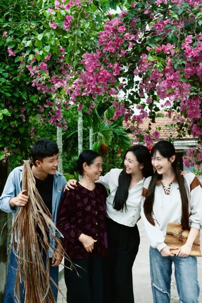 Bước chân vào đời: Khoảnh khắc 'sưởi ấm tập cuối' của 4 bà cháu Thương- Ảnh 4. Bước chân vào đời: Khoảnh khắc 'sưởi ấm tập cuối' của 4 bà cháu Thương- Ảnh 4.