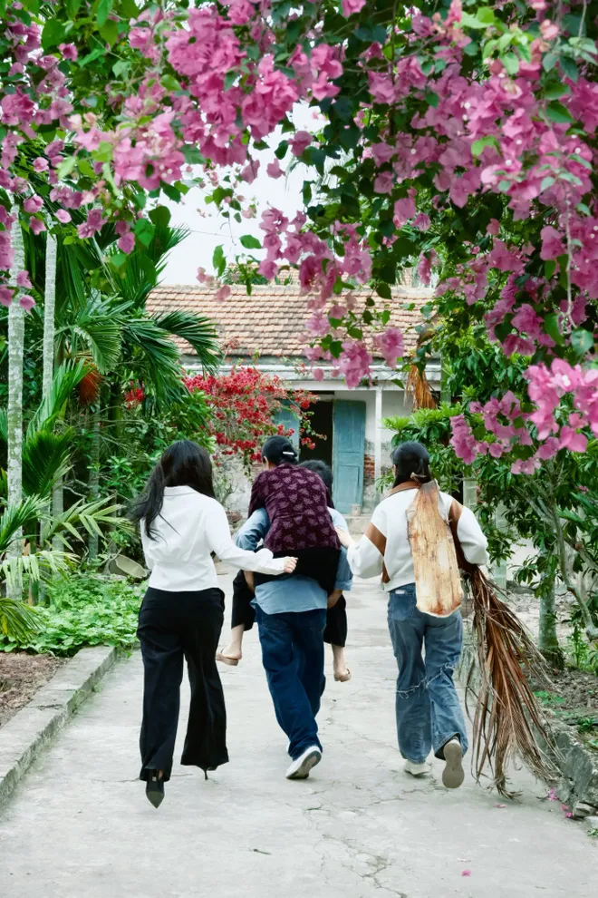 Bước chân vào đời: Khoảnh khắc 'sưởi ấm tập cuối' của 4 bà cháu Thương- Ảnh 2. Bước chân vào đời: Khoảnh khắc 'sưởi ấm tập cuối' của 4 bà cháu Thương- Ảnh 2.