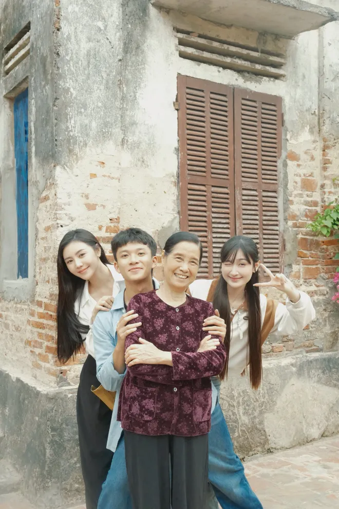 Bước chân vào đời: Khoảnh khắc 'sưởi ấm tập cuối' của 4 bà cháu Thương- Ảnh 8. Bước chân vào đời: Khoảnh khắc 'sưởi ấm tập cuối' của 4 bà cháu Thương- Ảnh 8.