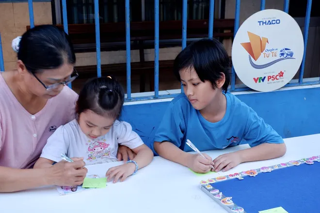 Chuyến xe tử tế th&aacute;ng 5 mang những nụ cười &ldquo;chữa l&agrave;nh&rdquo; đến Nh&agrave; May Mắn - Ảnh 10.