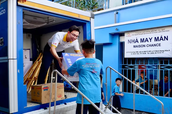 Chuyến xe tử tế th&aacute;ng 5 mang những nụ cười &ldquo;chữa l&agrave;nh&rdquo; đến Nh&agrave; May Mắn - Ảnh 7.