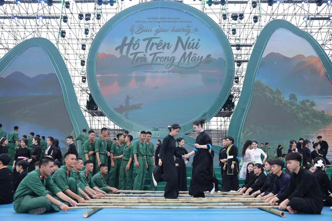 Thái Nguyên xác lập Kỷ lục Việt Nam với màn trình diễn nhảy sạp có số lượng đôi sạp lớn nhất- Ảnh 3. Thái Nguyên xác lập Kỷ lục Việt Nam với màn trình diễn nhảy sạp có số lượng đôi sạp lớn nhất- Ảnh 3.