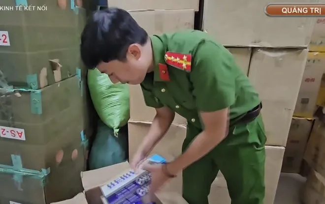 Quảng Trị bắt giữ vụ vận chuyển ph&aacute;o v&agrave; thuốc l&aacute; lậu với số lượng lớn- Ảnh 2.