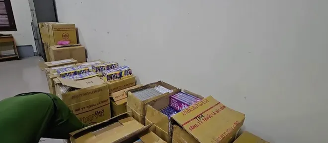 Quảng Trị bắt giữ vụ vận chuyển ph&aacute;o v&agrave; thuốc l&aacute; lậu với số lượng lớn- Ảnh 4.