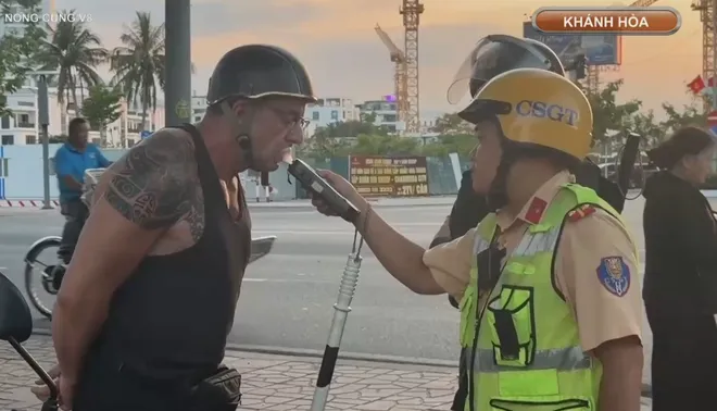 Khánh Hòa: Xử lý nghiêm người nước ngoài vi phạm an toàn giao thông- Ảnh 3. Khánh Hòa: Xử lý nghiêm người nước ngoài vi phạm an toàn giao thông- Ảnh 3.