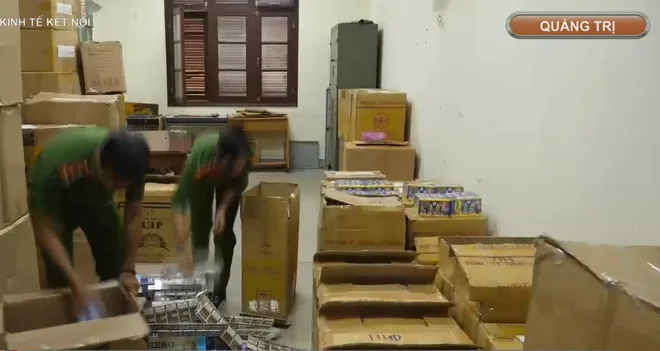 Quảng Trị bắt giữ vụ vận chuyển ph&aacute;o v&agrave; thuốc l&aacute; lậu với số lượng lớn- Ảnh 1.